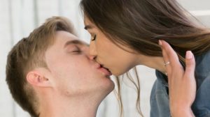 Как понять что парень хочет поцеловать