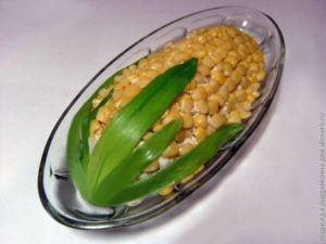 Красивый салат с кукурузой