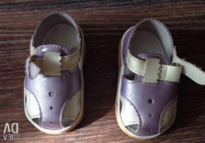 первые сандалики для малыша