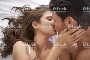 Что чувствует мужчина при поцелуе