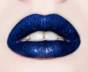 синяя губная помада