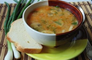 Гороховый суп с курицей и грибами