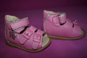 первые сандалики для малыша