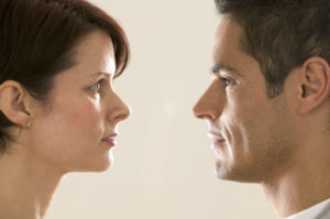 Контакт глазами между мужчиной и женщиной