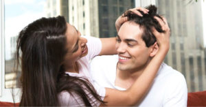 Если мужчина трогает волосы женщины