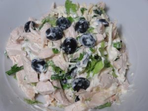 Салат с оливками курицей и сыром