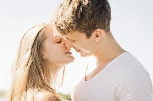 Как понять что девушка хочет поцеловаться