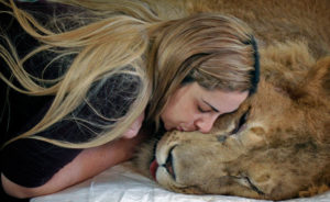 Женщина лев в постели