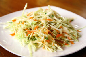 Салат из капусты с морковью витаминный
